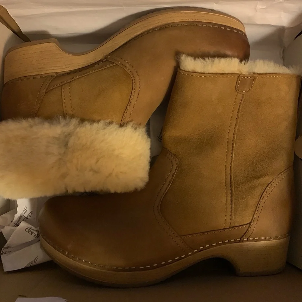 Dansko “Bettie” in Nubuck Honey, shearling linning. New in box - Picture 3 of 7